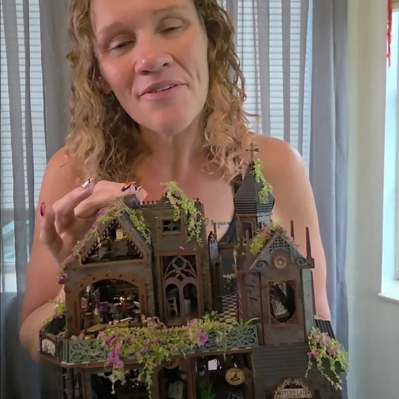 TinyCraft creator with her kit